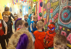 Na zdjęciu widać dzieci na balu karnawałowym.