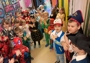 Na zdjęciu widać dzieci na balu karnawałowym.