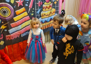 Na zdjęciu widać dzieci na balu karnawałowym.