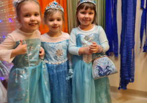 Na zdjęciu widać dzieci na balu karnawałowym.