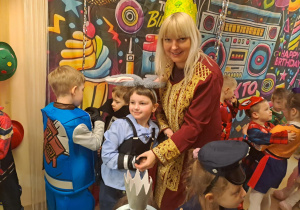 Na zdjęciu widać dzieci na balu karnawałowym.