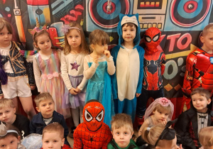 Na zdjęciu widać dzieci na balu karnawałowym.