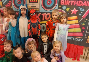 Na zdjęciu widać dzieci na balu karnawałowym.