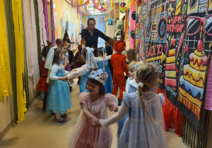 Na zdjęciu widać dzieci na balu karnawałowym.