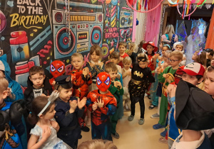 Na zdjęciu widać dzieci na balu karnawałowym.