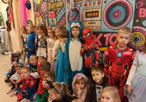 Na zdjęciu widać dzieci na balu karnawałowym.