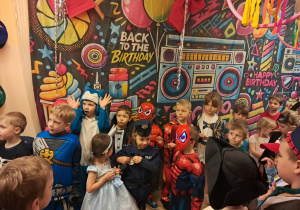 Na zdjęciu widać dzieci na balu karnawałowym.