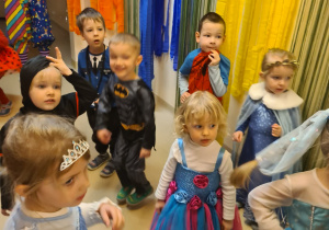 Na zdjęciu widać dzieci na balu karnawałowym.