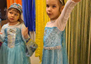 Na zdjęciu widać dzieci na balu karnawałowym.