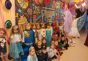 Na zdjęciu widać dzieci na balu karnawałowym.