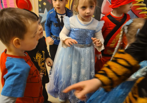 Na zdjęciu widać dzieci na balu karnawałowym.