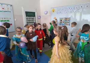 Na zdjęciu widać dzieci na balu karnawałowym.