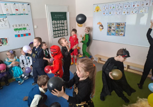 Na zdjęciu widać dzieci na balu karnawałowym.