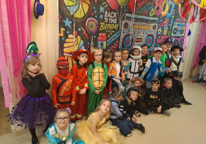 Na zdjęciu widać dzieci na balu karnawałowym.