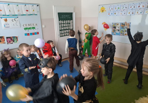 Na zdjęciu widać dzieci na balu karnawałowym.