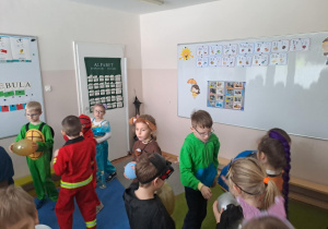 Na zdjęciu widać dzieci na balu karnawałowym.