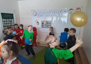 Na zdjęciu widać dzieci na balu karnawałowym.