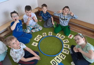 Na zdjęciu widać dzieci na zajęciach dydaktycznych.