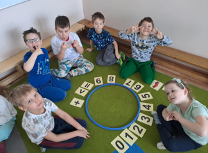 Zadania z treścią w formie zabaw matematycznych. Kluczem jest aktywne angażowanie dziecka w proces rozwiązywania problemu.