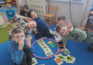 Na zdjęciu widać dzieci na zajęciach dydaktycznych.