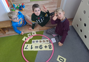 Na zdjęciu widać dzieci na zajęciach dydaktycznych.