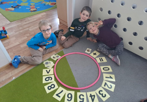 Na zdjęciu widać dzieci na zajęciach dydaktycznych.