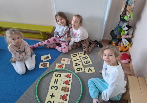 Na zdjęciu widać dzieci na zajęciach dydaktycznych.