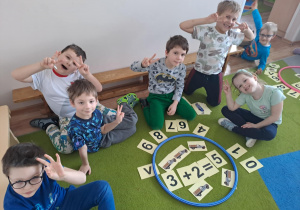 Na zdjęciu widać dzieci na zajęciach dydaktycznych.