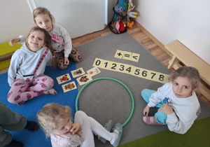 Na zdjęciu widać dzieci na zajęciach dydaktycznych.