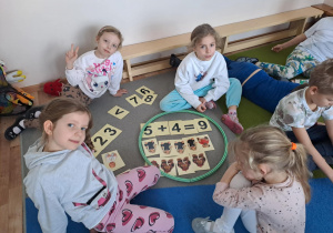 Na zdjęciu widać dzieci na zajęciach dydaktycznych.