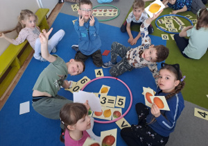 Na zdjęciu widać dzieci na zajęciach dydaktycznych.