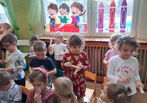 Na zdjęciu widać dzieci podczas zabaw muzycznych.