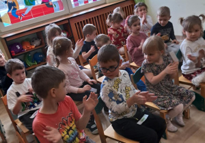 Na zdjęciu widać dzieci podczas zabaw muzycznych.