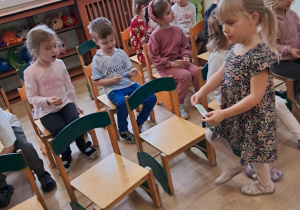 Na zdjęciu widać dzieci podczas zabaw muzycznych.