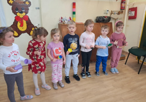 Na zdjęciu widać dzieci podczas zabaw muzycznych.