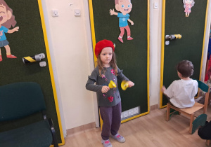 Na zdjęciu widać dzieci podczas zabaw muzycznych.