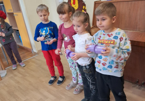 Na zdjęciu widać dzieci podczas zabaw muzycznych.