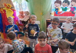 Na zdjęciu widać dzieci podczas zabaw muzycznych.