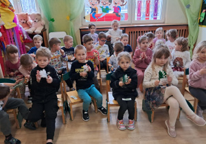 Na zdjęciu widać dzieci podczas zabaw muzycznych.