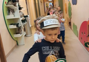 Na zdjęciu widać dzieci podczas zabaw muzycznych.