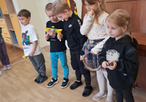 Na zdjęciu widać dzieci podczas zabaw muzycznych.