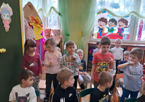 Na zdjęciu widać dzieci podczas zabaw muzycznych.