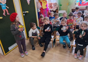 Na zdjęciu widać dzieci podczas zabaw muzycznych.