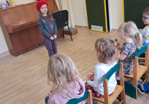 Na zdjęciu widać dzieci podczas zabaw muzycznych.