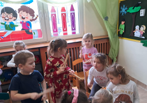 Na zdjęciu widać dzieci podczas zabaw muzycznych.