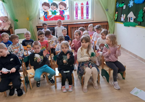 Na zdjęciu widać dzieci podczas zabaw muzycznych.