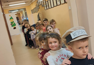 Na zdjęciu widać dzieci podczas zabaw muzycznych.