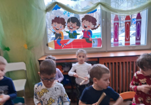 Na zdjęciu widać dzieci podczas zabaw muzycznych.
