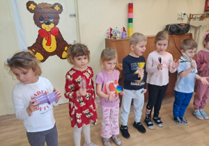 Na zdjęciu widać dzieci podczas zabaw muzycznych.