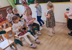 Na zdjęciu widać dzieci podczas zabaw muzycznych.